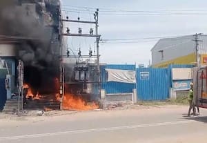  டிரான்ஸ்பார்மர் வெடித்து தீப்பிடித்ததால் பரபரப்பு