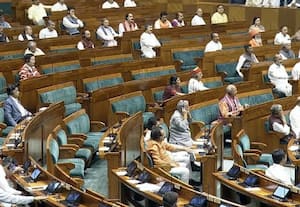 தொடர்ந்து அவையை முடக்கும் எதிர்க்கட்சிகள்; லோக்சபாவில் மேலும் 2 மசோதாக்கள் விவாதமின்றி நிறைவேற்றம்