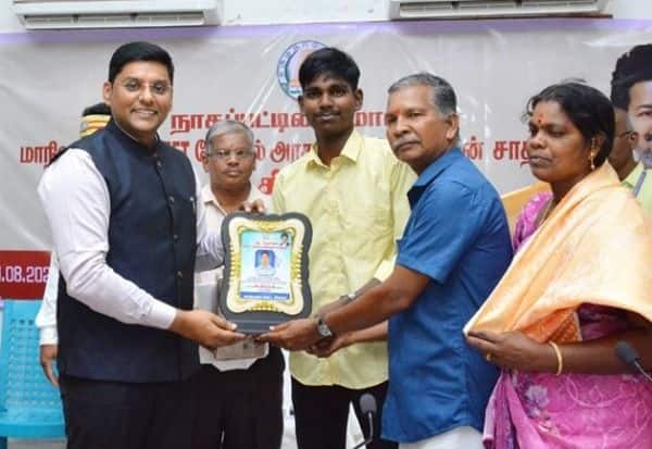  நாகை மாணவனுக்கு பாராட்டு