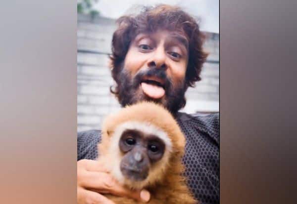  குரங்குடன் நடிகர் விக்ரம் 'வீடியோ' : சம்பந்தியிடம் வனத்துறை விசாரணை