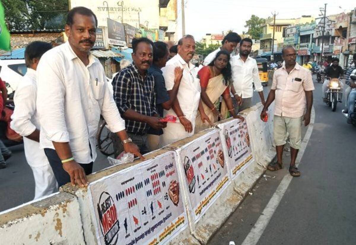 தொகுதி மறுவரையறைக்கு எதிராக காங்., போஸ்டர் ஒட்டி பிரசாரம்