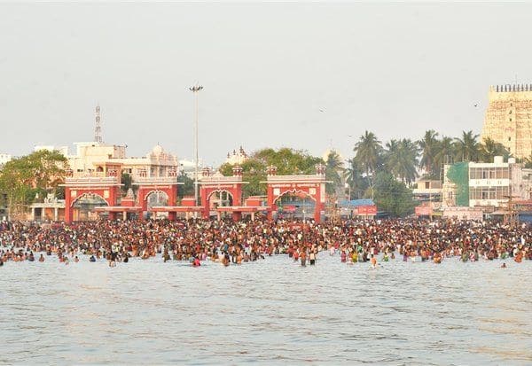  ராமேஸ்வரம் அக்னி தீர்த்தத்தில் குவிந்த பக்தர்கள் திதி, தர்ப்பணம் செய்து பூஜை