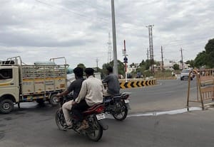  சிவகாசி ரவுண்டானாவில் டிராபிக் சிக்னல்கள் அமைக்க  எதிர்பார்ப்பு