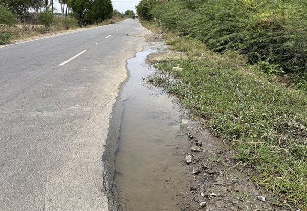  எதிர்கோட்டையில் குழாய் உடைந்து குடிநீர் வீண்