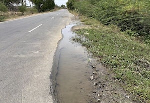  எதிர்கோட்டையில் குழாய் உடைந்து குடிநீர் வீண்