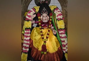  நயினார்கோவில் மாகாளி கோயிலில் விளக்கு பூஜை