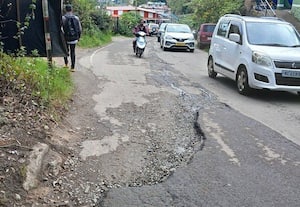  சுற்றுலா தலத்தில் சேதமான ரோடுகளால் பயணிகள் அவதி
