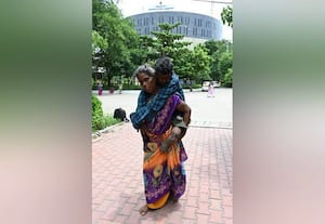  30 வயது மகனை துாக்கி செல்லும் தாய் மருத்துவமனையில் 'வீல் சேர்' தர யாருமில்லை