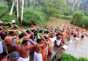  அதிகாலையில் முன்னோருக்கு திதி கொடுத்த மக்கள்