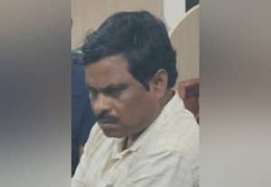 ரூ.15,000 லஞ்சம் வாங்கிய பொன்னேரி சார் - பதிவாளர்... வசமாக சிக்கினார்!:இடைத்தரகர்களான எழுத்தர், பெண் உதவியாளரும் கைது