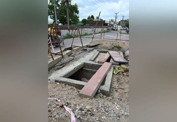  பாதாள சாக்கடை குழாய் சீரமைப்பு பணி விரைந்து முடிக்க மக்கள் வேண்டுகோள்