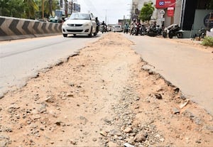  அவசரகதியில் ரோடு திறப்பு; விபத்து நடந்தால் யார் பொறுப்பு?