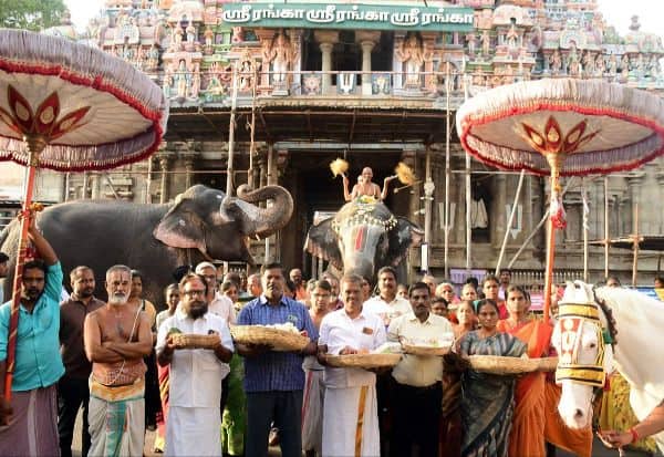 ஆண்டாள் தேரோட்டத்திற்காக ஸ்ரீரங்கம் கோயில் மங்கலப்பொருட்கள்