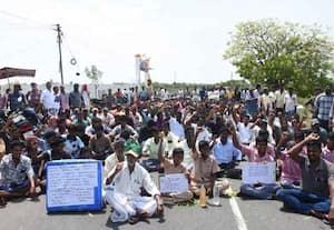 சீர்காழியில் மணல் குவாரிகளை தடை செய்யக்கோரி பொதுமக்கள் சாலை மறியல்