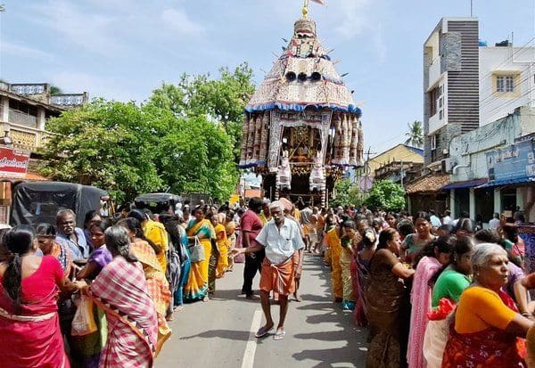  பெண் பக்தர்கள் வடம் பிடித்த ஐயாறப்பர் கோவில் தேரோட்டம்