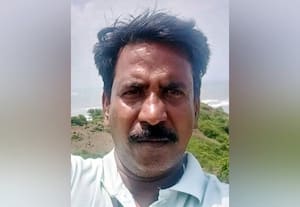கல்லுாரி பஸ் பைக்  மீது மோதி எலக்ட்ரீஷியன் பலி