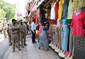  மதுரை சித்திரை வீதிகளில் ஆக்கிரமிப்புகள் அகற்றம் ரூ.ஒரு லட்சம் அபராதம் என எச்சரிக்கை