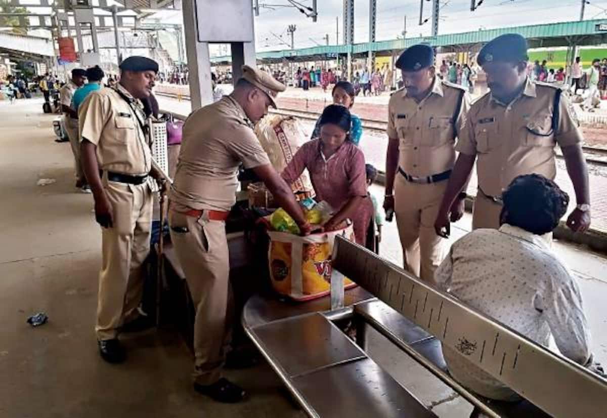 ரயில் பயணிகளிடம் போலீசார் சோதனை