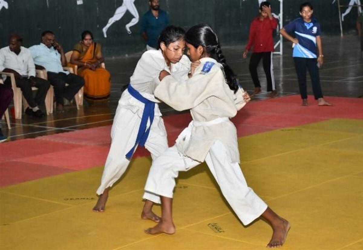 வலிமை பெற்ற வளை கரங்கள் ஜூடோவில் மாணவியர் அசத்தல்