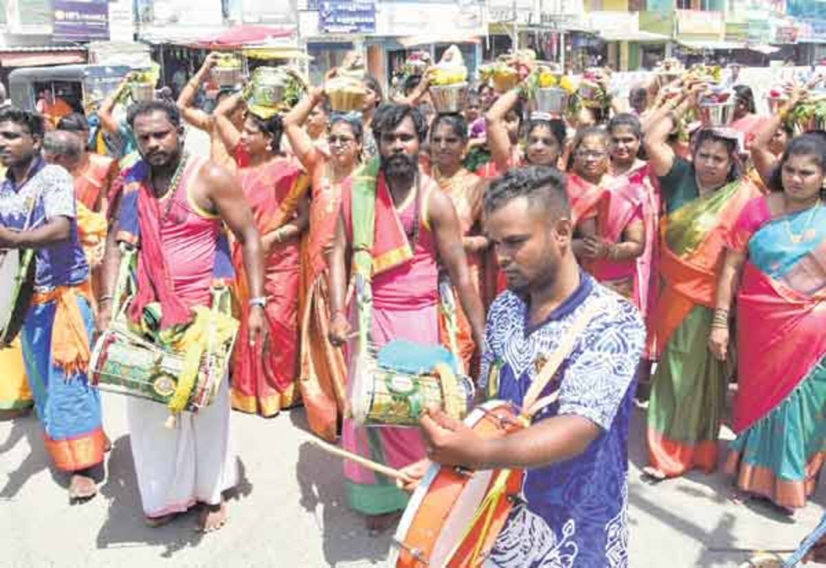 43ம் ஆண்டு ஆடிப்பூரத் திருவிழா பெண்கள் பால்குட ஊர்வலம்