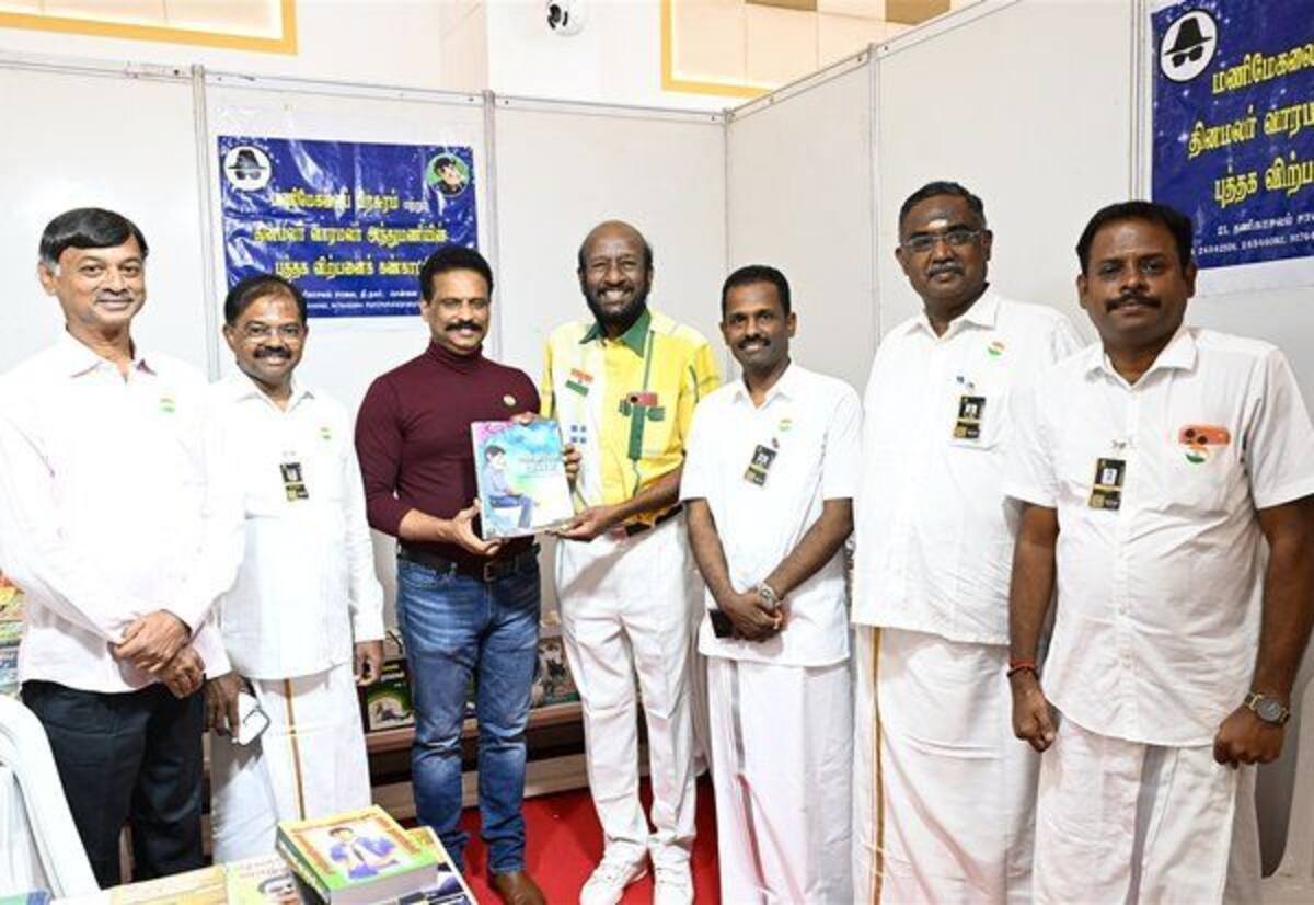 ‘தினமலர் – வாரமலர்’ அந்துமணி நுால்களை கண்காட்சியில் விரும்பி வாங்கிய வாசகர்கள்