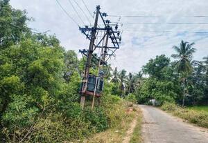விரிசல் ஏற்பட்ட டிரான்ஸ்பார்மர் கான்கிரீட் கம்பத்தால் விபத்து அபாயம்