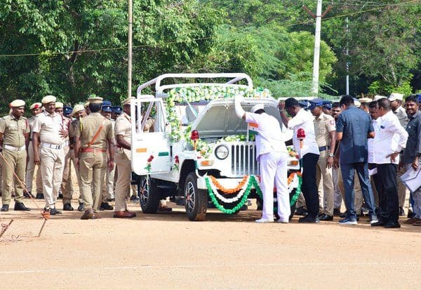  சுதந்திர தினவிழா அணிவகுப்பில் கலெக்டருக்கான ஜீப் பழுது