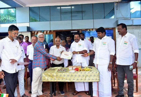  லஞ்ச வழக்கில் சிக்கிய அதிகாரிக்கு பாராட்டு சான்று