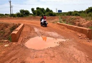  தேர்வாய்கண்டிகை இணைப்பு பாலத்தை உயர்த்தி அகலப்படுத்த வேண்டுகோள்