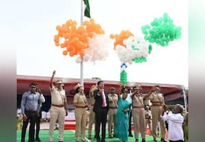  விண் அதிர்ந்த சுதந்திர தின உற்சாகம் மக்கள் மனதை நிறைத்த தேச உணர்வு ,மிடுக்கு நிறைந்த போலீஸ் அணிவகுப்பு ,வானில் பறந்த மூவர்ணப் பலுான்கள், மாணவர்களின் கண்கவர் கலைநிகழ்ச்சி