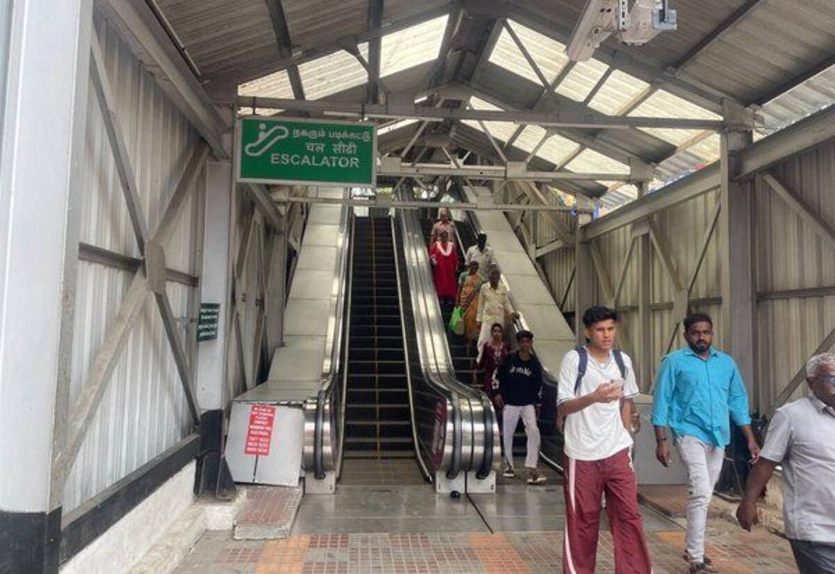 நிற்கும் எஸ்கலேட்டர் பயணிகளுக்கு எதற்கு