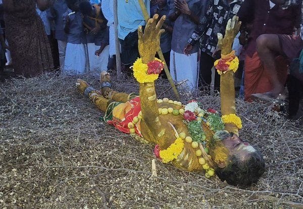  கோயில் விழாவில் முள்வேலியில் படுத்து பூஜாரி அருள்வாக்கு