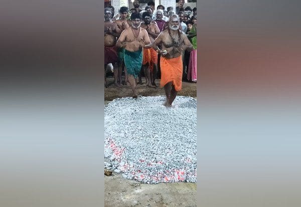  பத்ரகாளியம்மன் கோயிலில் 48ம் ஆண்டு உற்ஸவம் பூக்குழி இறங்கிய பக்தர்கள்
