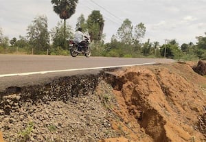  மழையால் சாலையில் மண்ணரிப்பு