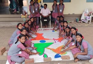  கல் உப்பால் இந்திய வரைபடம் உருவாக்கிய மாணவிகள்
