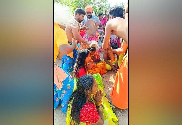  தலையில் தேங்காய் உடைத்து பக்தர்கள் வழிபாடு