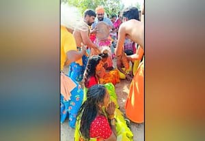 தலையில் தேங்காய் உடைத்து பக்தர்கள் வழிபாடு