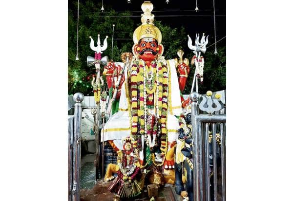 முனீஸ்வரனுக்கு பால் அபிேஷகம்