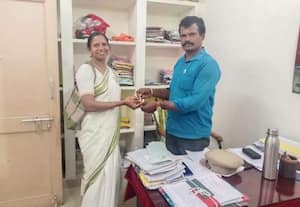  செயினை தவற விட்ட ஆசிரியை போலீசார் மீட்டு ஒப்படைப்பு