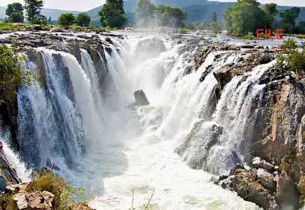 ஒகேனக்கல்லுக்கு நீர்வரத்து 12,500 கனஅடியாக அதிகரிப்பு; பரிசல் இயக்கத் தடை நீட்டிப்பு