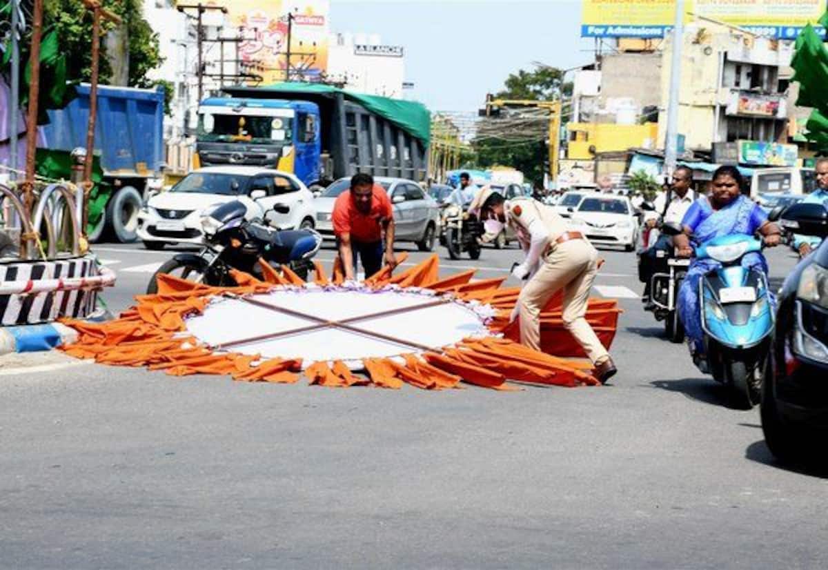 ராஜிவ்காந்தி சிக்னலில் விழுந்த விளம்பர தட்டிகளால் அதிர்ச்சி
