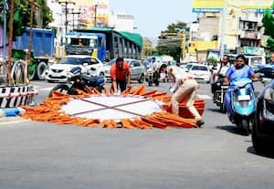 ராஜிவ்காந்தி சிக்னலில் விழுந்த விளம்பர தட்டிகளால் அதிர்ச்சி