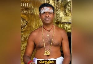  காரையாறு சொரிமுத்து அய்யனார் கோயிலில் காணிக்கை நகையை அணிந்த பூஜாரி சஸ்பெண்ட்