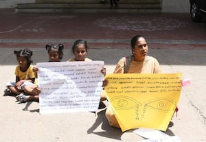  குழந்தைகளுடன் கர்ப்பிணி தர்ணா விழுப்புரம் கலெக்டர் ஆபீசில் பரபரப்பு