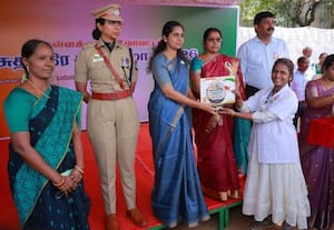  மருத்துவமனை ஆய்வக நுட்புநருக்கு கலெக்டர் சான்றிதழ், கேடயம் வழங்கல்
