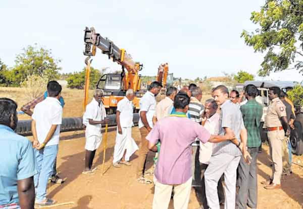 எண்ணெய் குழாய் அமைக்க எதிர்ப்பு தெரிவித்து முற்றுகை