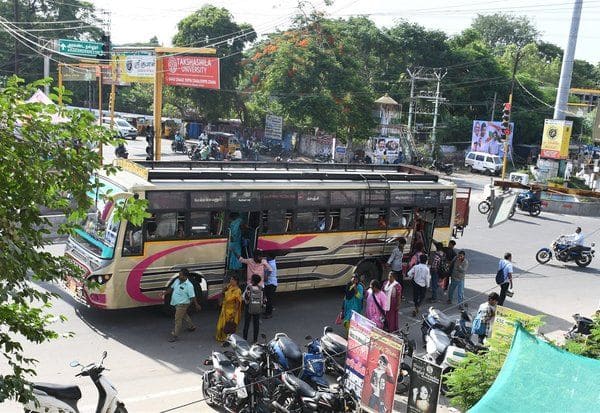 விழுப்புரம் நான்குமுனை சிக்னலில் 'டிராபிக் ஜாம்': சாலை வளைவில் நிறுத்தப்படும் பஸ்கள், ஆட்டோக்கள்