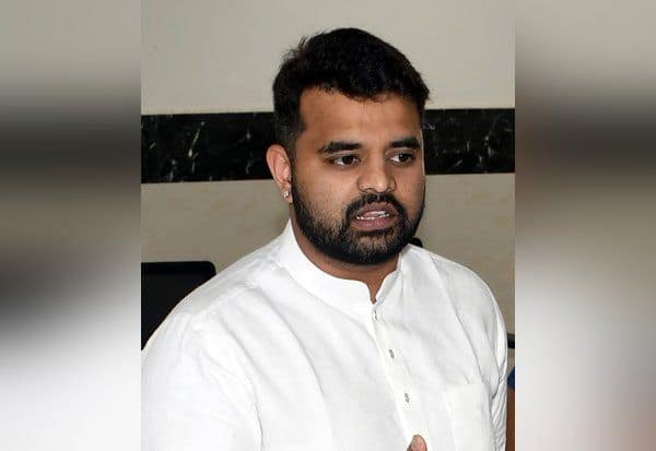  சிறையில் மொபைல் போன் கண்டுபிடிப்பு: 25 கைதிகள் அறைக்கு பிரஜ்வல் மாற்றம்