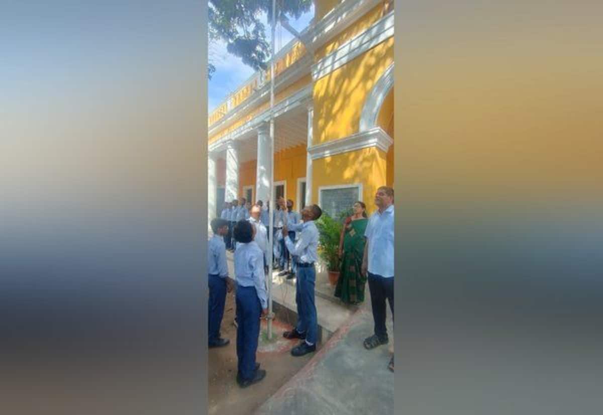 தேசியக்கொடியை ஏற்ற வைத்து மாணவனை கவுரவப்படுத்திய பள்ளி