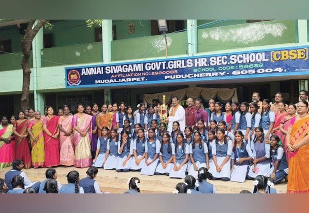 சுதந்திர தின அணி வகுப்பில் முதலிடம் அரசு பள்ளி மாணவிகளுக்கு பாராட்டு